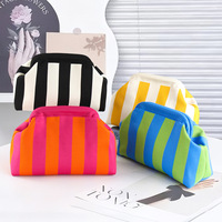 Sacs à main en crochet portables avec logo personnalisé, sacs à main colorés rayés pour femmes, pochettes à main tricotées pour femmes, sacs cosmétiques pour soins de la peau