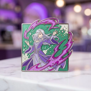 Spilla da bavero in metallo smaltato rigido, personalizzata, stile anime, con maga e strega magica, viola glitterato - Product Image 1