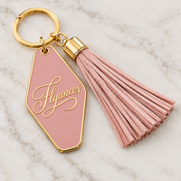Porte-clés de motel rétro en alliage de zinc avec logo personnalisé, finition dorée, émail souple, pour chambre d'hôtel, avec pompon, vente en gros d'usine