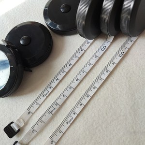 <span class=keywords><strong>New</strong></span> Đen <span class=keywords><strong>Mini</strong></span> Tự Động Có Thể Thu Vào May Băng Đo Mềm Nhựa Mềm Cai Trị Matte Trường Hợp Quần Áo Đo Băng Quà Tặng Gương - Product Image 5