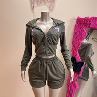 Ensemble de survêtement deux pièces pour femme, orné de rivets, avec veste courte à capuche zippée et short taille haute à cordon de serrage, en tissu doux et extensible