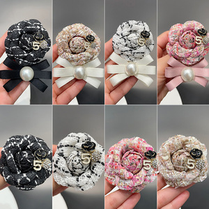 Broche Pequeno de Plástico Estilo Camélia Xiaoxiang com Pérolas Artesanais para Mulheres, Ideal para Camisas e Suéteres - Product Image 2