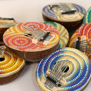 Venta al por mayor de Piano de pulgar de coco con pintura de puntos hecho a mano, Kalimba de 7 teclas, instrumento musical de estilo étnico, regalo para niños - Product Image 4