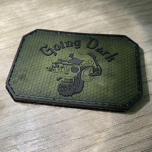 Kunden spezifischer 3D-PVC-Patch aus dunklem Gummi mit magnetischem 2D-geprägtem Silikon-Logo für Kleidungs stücke - Product Image 5