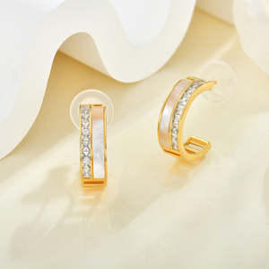 YILUN Boucles d'oreilles Huggie en nacre et CZ plaquées or 18 carats modernes de haute qualité Boucles d'oreilles de luxe en argent sterling 925 pour femmes - Product Image 2