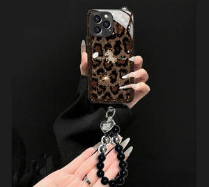 <span class=keywords><strong>Coque</strong></span> de téléphone en cuir de mouton plaqué verre léopard avec support et bracelet, <span class=keywords><strong>coque</strong></span> rigide de luxe antichoc, vente en gros pour Redmi K80 Pro - Product Image 1