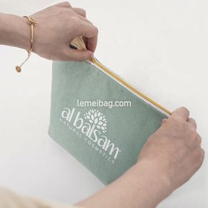 Bolsa de maquillaje de moda de lona personalizable de lujo con cierre de cremallera y detalle de borla - Product Image 1