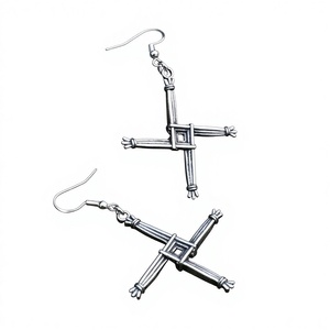 Collar con Cruz de Santa Brígida Irlandesa con Cadena de Cobre e Imitación de Perla - Amuleto Protector de Brujería Religiosa para Mujeres - Product Image 1