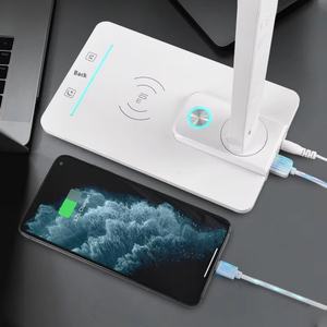 Lámpara de Escritorio con Calendario 2025 de Estilo Moderno Personalizada, Plegable, con Salida USB, Carga Inalámbrica de 10W, Calendario Perpetuo, Alimentada por Batería - Product Image 4