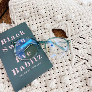 Gafas Qianai con Marco Cuadrado Anti Luz Azul, Lentes de PC Unisex TR90, Marco Extra Ancho con Remaches Punteados Irregulares - Product Image 3