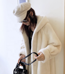 Trench invernale lungo da donna <span class=keywords><strong>con</strong></span> <span class=keywords><strong>cappuccio</strong></span> di <span class=keywords><strong>visone</strong></span> bianco <span class=keywords><strong>con</strong></span> motivo a quadri e bottoni <span class=keywords><strong>con</strong></span> decorazione velluto bianco <span class=keywords><strong>cappotto</strong></span> di velluto - Product Image 4