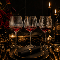 Verres à Pinot Noir élégants, gobelets à vin de Bourgogne texturés, verres à pied cannelés, verrerie haut de gamme pour une décoration de table luxueuse