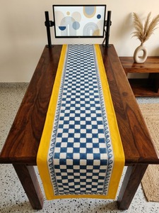 Chemins de table en coton slub imprimés à la main de style moderne. Dimensions 13x80 pouces. Quantité minimale de commande : 30 pièces par design par couleur pour la personnalisation - Product Image 1