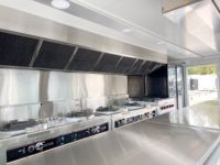 Remorque à pizza et pain français en acier inoxydable sur mesure avec four commercial et table de préparation pour la restauration de rue et les événements