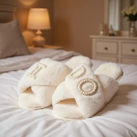 Chaussures d'automne tendance pour femme, chaudes, respirantes, antidérapantes, avec lettres en perles, motif croix, dessus en peluche, doublure en fausse fourrure et incrustations de diamants
