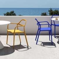 Ensemble de table et de chaises de jardin en plastique moderne, durable et écologique pour une utilisation en parc