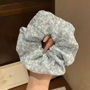 Chouchous à fleurs bleu-gris à motif marguerite frais, élastiques pour cheveux, accessoires pour queue de cheval pour femmes - Product Image 4