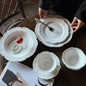 Set di Piatti, Ciotole, Tazze e Piattini in Ceramica Francese con Decorazioni in Rilievo a Rosa, Ecologico e Riutilizzabile per Cene Eleganti - Product Image 1