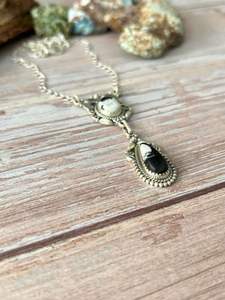 Collar de Búfalo Blanco Estilo Artesanal, Idea de Regalo Única para Mujeres, Joyería de Plata de Ley Chapada en Rodio y Oro - Product Image 3