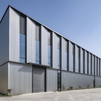 Entrepôt moderne en structure légère d'acier, flexible et personnalisable, bâtiment multifonctionnel de stockage et de traitement avec une durée de vie de 50 ans