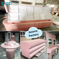 Comptoir de présentation cosmétique multi-matériaux (acrylique, métal, bois) avec revêtement par pulvérisation laqué haute brillance et éclairage LED, fabriqué en usine au Vietnam.
