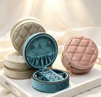 Boîte à bijoux ronde portable haut de gamme faite à la main en tissu velours avec matelassage diamanté, fermeture magnétique et compartiments intérieurs.