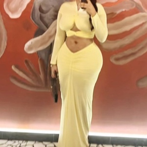 ชุดเซ็ตแฟชั่น 2 ชิ้น เสื้อครอปคอวีแขนยาวสีพื้นแต่งระบายผูกเชือก พร้อมกระโปรงทรงเข้ารูปสำหรับผู้หญิง - Product Image 2