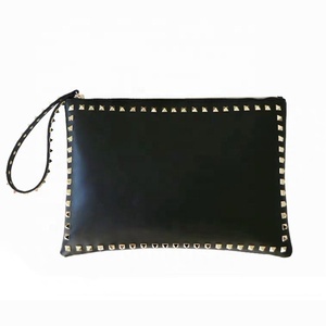 Bolso de mano con remaches para mujer, diseño novedoso - Product Image 1
