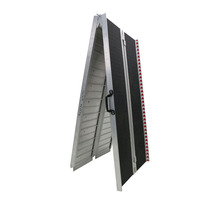 Rampe pliante légère et durable en aluminium pour fauteuil roulant, idéale pour les escaliers domestiques, appartements, salons et halls de mobilité.