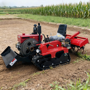 Mini tractor rojo con tracción de orugas y accesorio de arado para cultivo de campos - Product Image 1