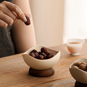 Ensemble de vaisselle en céramique artisanale moderne avec base en bois pour desserts, collations, fruits et glaces - Product Image 4