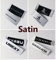 Étiquettes de vêtements en satin tissé avec bord découpé au laser, pliées en rouleau, lavables, options de logo/taille/forme personnalisées pour vêtements, chaussures, sacs