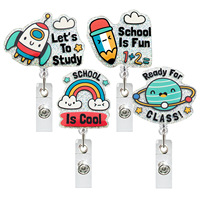Porte-badge amusant sur le thème de l'école avec motifs de crayons, arc-en-ciel, fusées et planètes, et cordon à bord pailleté pour enseignants et étudiants