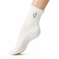Chaussettes de yoga antidérapantes pour femmes avec bordure à volants élégante et broderie florale
