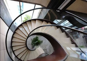 Escalera de Caracol moderna de acero inoxidable chapada en oro con barandilla de hierro duradera Vidrio elegante para diseño interior - Product Image 4