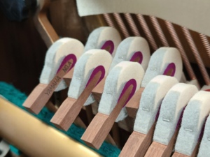 เปียโนยามาฮ่า U5 สีน้ำตาล แบบตั้งตรง สำหรับนักดนตรีมืออาชีพ เปียโนมือสองจากญี่ปุ่น ทำจากไม้แท้ 88 คีย์ รุ่น U1 U2 U3 U4 U5 - Product Image 3