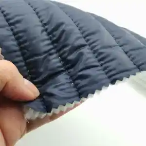 准备发货100% 涤纶300T塔夫绸防水2.5厘米线条设计绗缝面料休闲夹克