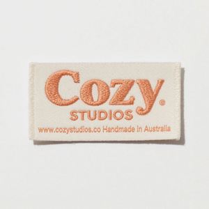 Etiquetas de Cuello Personalizadas Ecológicas de Damasco Negro, Etiquetas Tejidas con Nombre y Logotipo, Forma Personalizada para Ropa, Bolsas, Zapatos - Product Image 2