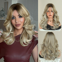 Peluca de Cabello Sintético de 22 Pulgadas, Rubio Ceniza con Reflejos, Ondulado en Capas Medias, con Flequillo Lateral, Fibra Resistente al Calor, Aspecto Natural Mate