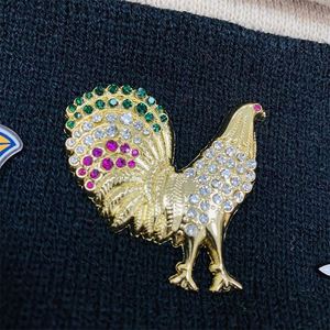 Se Aceptan Pedidos de Pins de Metal Esmaltado Personalizados de Alta Calidad con Gallo Colorido y Diamantes de Imitación de Colores para Gorras y Regalos - Product Image 1