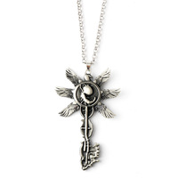 Vente en gros collier Resident Evil collier pendentif clé fœtale à six ailes porte-clés en métal collier mode hommes