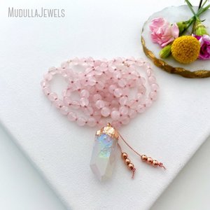 MN43572 Collier Mala Déesse <span class=keywords><strong>de</strong></span> l'Amour avec Pendentif Pointe <span class=keywords><strong>de</strong></span> Cristal <span class=keywords><strong>de</strong></span> Quartz Rose, Perles Mala, Collier <span class=keywords><strong>de</strong></span> <span class=keywords><strong>Fertilité</strong></span>, Cadeau <span class=keywords><strong>de</strong></span> <span class=keywords><strong>Yoga</strong></span> et <span class=keywords><strong>de</strong></span> Guérison - Product Image 1