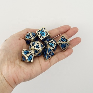 Nuovo Set di Dadi Poliedrici in Metallo da 7 Pezzi <span class=keywords><strong>per</strong></span> D&D 2026 - Giocattoli in Metallo Cavo, Idea <span class=keywords><strong>Regalo</strong></span> Unica e <span class=keywords><strong>Speciale</strong></span>, Accessori <span class=keywords><strong>per</strong></span> Giochi DND - Product Image 2