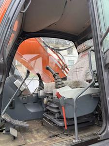 Excavadora de cadenas Doosan DX260LC usada de 26 toneladas, bien mantenida, para proyectos de minería y movimiento de tierras, con certificación CE EPA, en stock. - Product Image 2