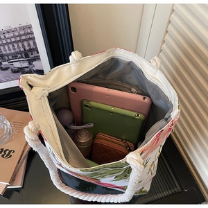 กระเป๋าแฟชั่นผู้หญิงขายดีข้ามพรมแดน ลายดอกไม้และสัตว์ พิมพ์ลาย สายสะพายสองเส้น ความจุเยอะ สไตล์ลำลอง - Product Image 4