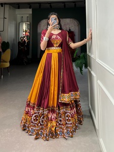 Diseño atractivo Lehenga de seda lisa e impresa con Gamthi y Mirror Work Choli para la noche de Navratri - Product Image 5