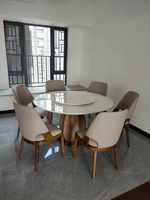 Table de salle à manger d'hôtel avec chaises, pieds en bois et plateau en marbre pour 6 personnes