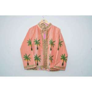 เสื้อแจ็คเก็ตบอมเบอร์ผ้ากำมะหยี่ลายดอกไม้สไตล์รอยัลเฮอริเทจ พิมพ์ลายด้วยมือสำหรับผู้หญิง สไตล์ชาติพันธุ์ตะวันตก เหมาะสำหรับฤดูใบไม้ร่วง ฤดูหนาว งานแต่งงาน และงานปาร์ตี้ - Product Image 1