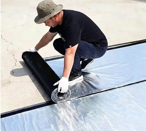 Bande d'étanchéité pour toiture imperméable, auto-adhésive, en bitume, pour la réparation des fuites - Product Image 4