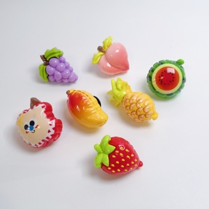 100 Breloques de Chaussures en Résine 3D Fruits Sucrés (<span class=keywords><strong>Fraise</strong></span>, Ananas) pour Décoration DIY - Product Image 2